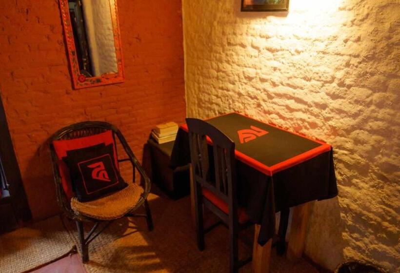اتاق لوکس با تخت بزرگ, Hira Guest House