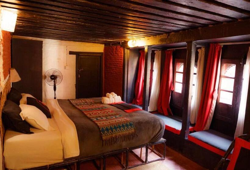 اتاق لوکس با تخت بزرگ, Hira Guest House