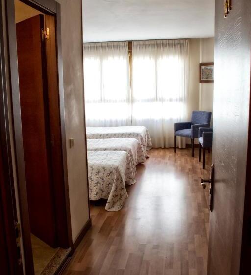 Quarto Triplo Estandar, Alojamiento Covadonga