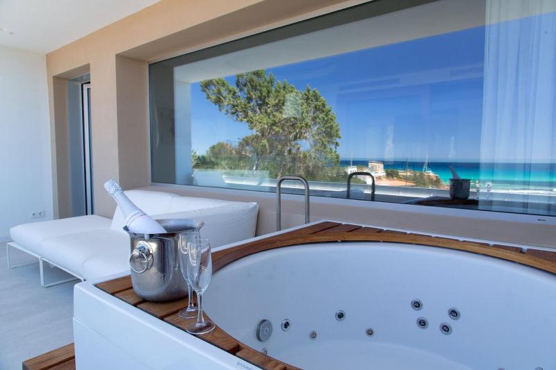 סוויטה נוף לים, Cala Saona & Spa