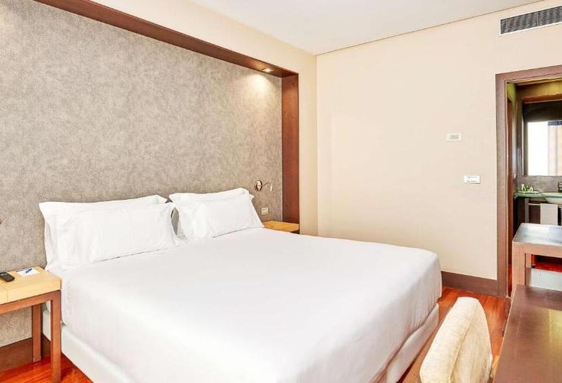 اتاق خانوادگی تودرتو, NH Sevilla Plaza De Armas