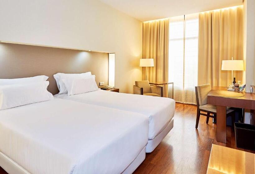 اتاق خانوادگی تودرتو, NH Sevilla Plaza De Armas