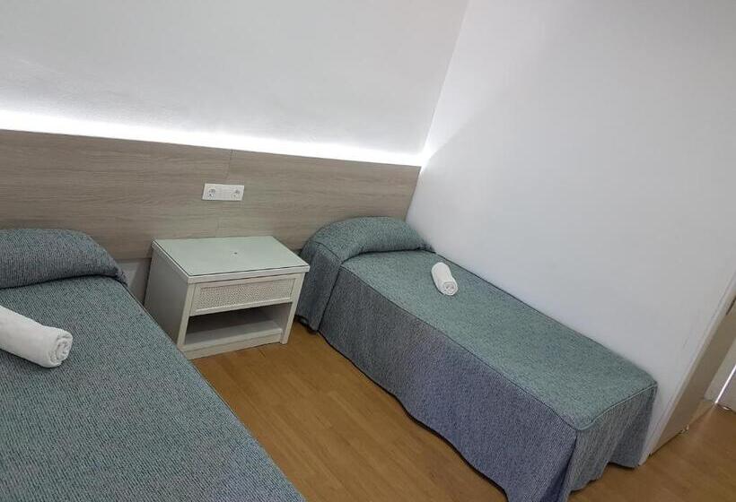 스탠다드 트리플 룸, Hostal Montsant