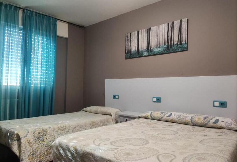 اتاق استاندارد سه نفره, Albergue Pensión Flavia