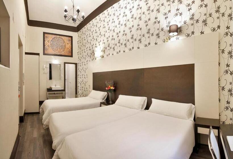 Habitación Triple Estándar, Alhambra Suites