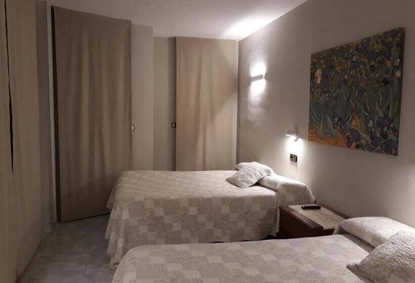 Четырехместный Номер Стандарт Вид на Сад, Hostal Crisami