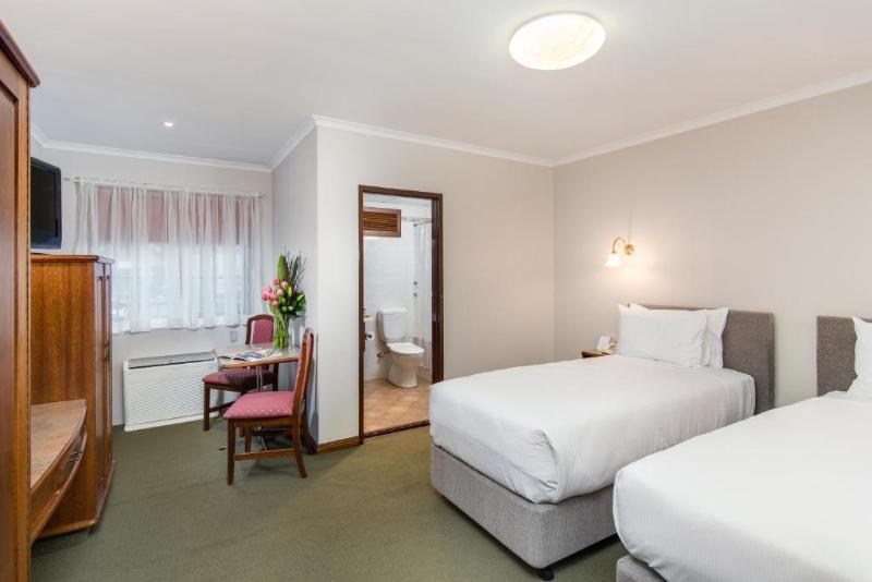استودیوی استاندارد, Adelaide Inn