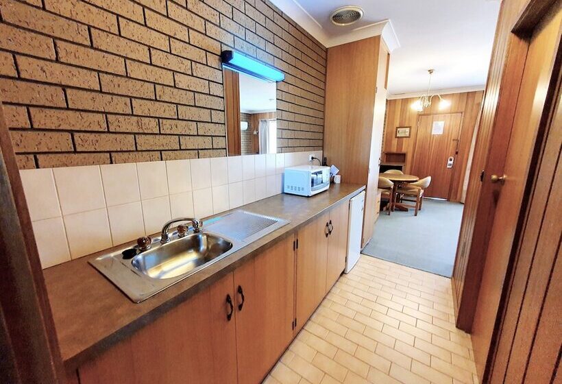 패밀리 룸, Golden Grain Motor Inn