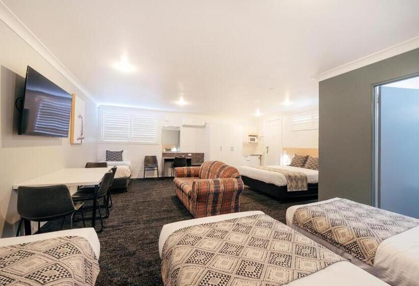 Семейный Номер, Fitzroy Motor Inn