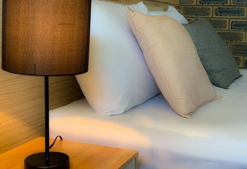 패밀리 룸, Squatters Homestead Motel