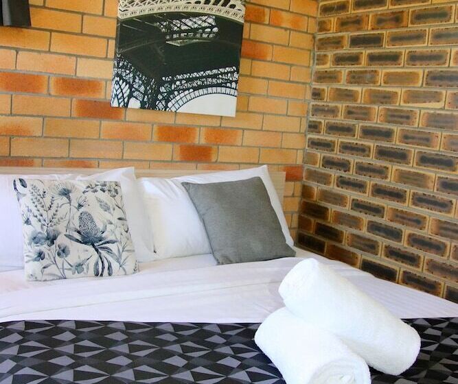 패밀리 룸, Squatters Homestead Motel