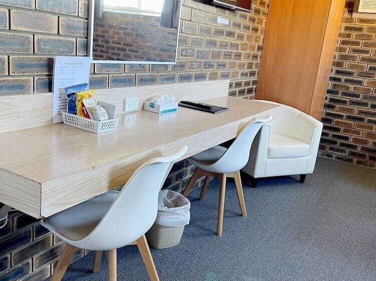 패밀리 룸, Squatters Homestead Motel
