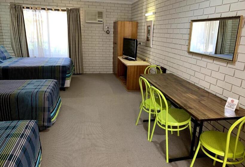 Трехместный Номер Deluxe, Kingswood Motel