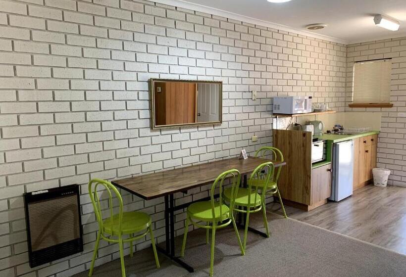 Трехместный Номер Deluxe, Kingswood Motel