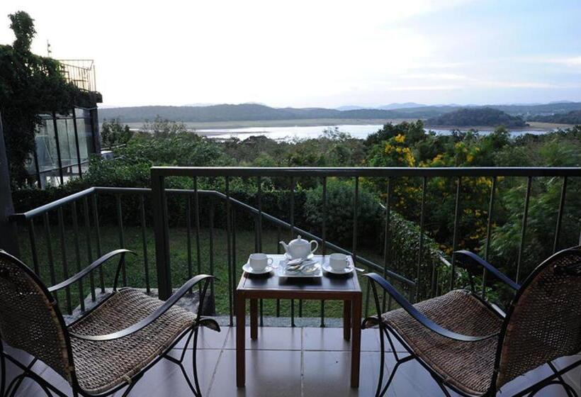 غرفة قياسية ثلاثية مطلة علي الحديقة, Giritale