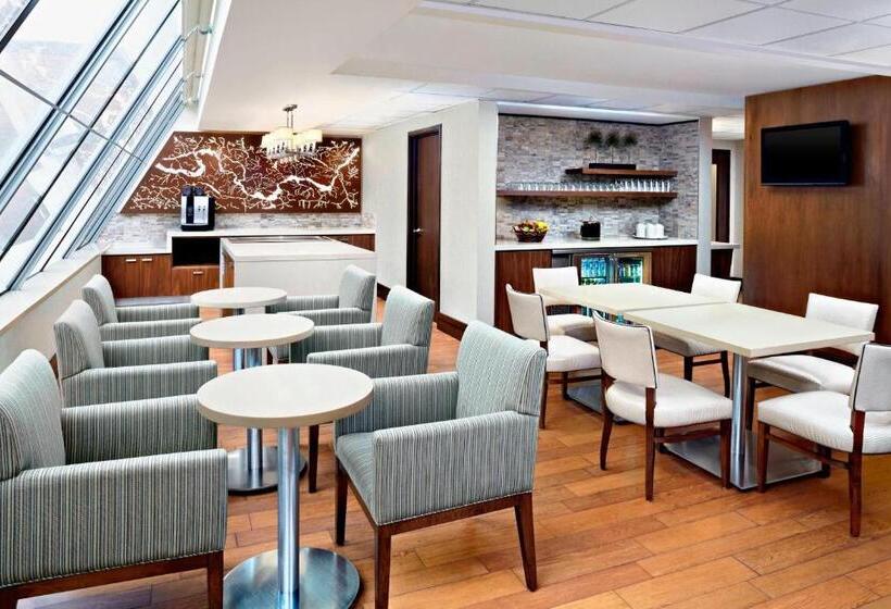 חדר קלאב עם מיטת קינג, Sheraton Ottawa