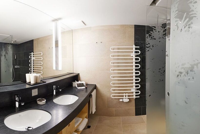 اتاق سوپریور, Waldhotel Arosa