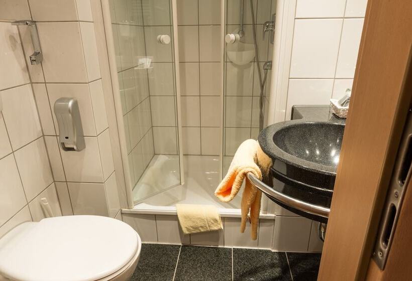 标准间, National Dusseldorf