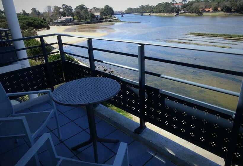 اتاق استاندارد با چشم‌انداز دریاچه, Le Pavillon Bleu