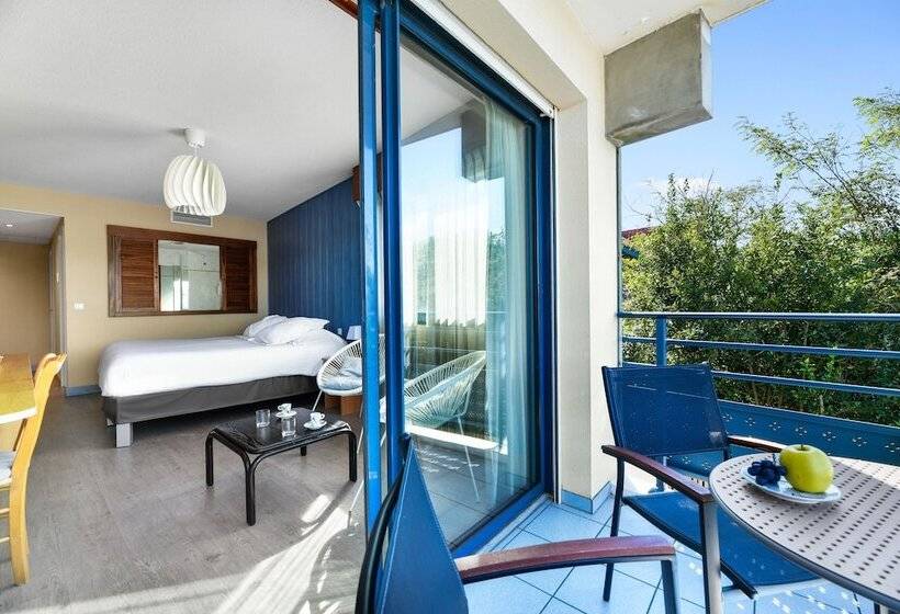 سوییت جونیور با چشم‌انداز دریاچه, Le Pavillon Bleu