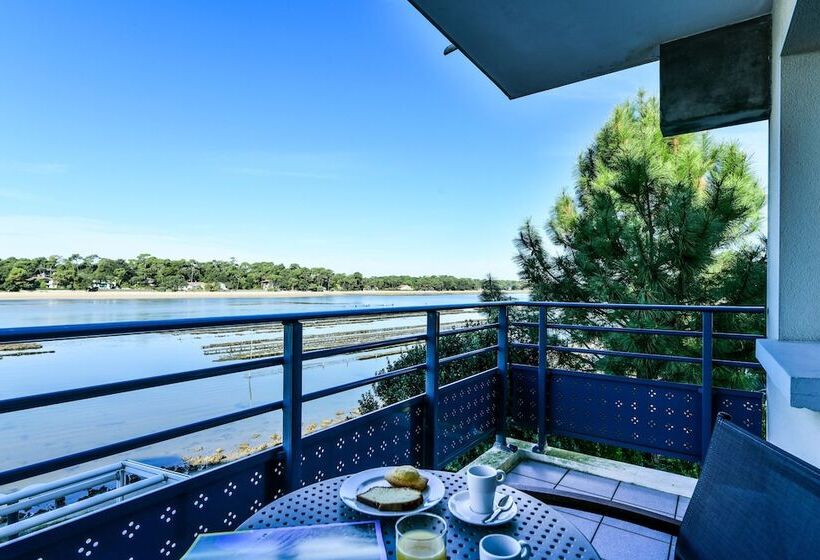 سوییت جونیور با چشم‌انداز دریاچه, Le Pavillon Bleu