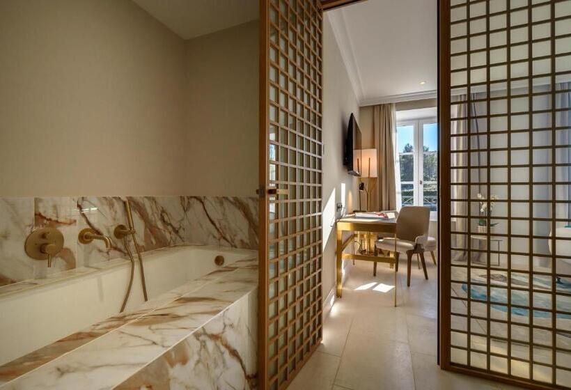 اتاق لوکس, Domaine De Valmouriane