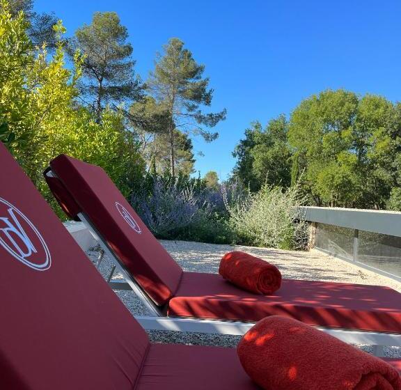 سوئیت جونیور با تراس, Domaine De Valmouriane