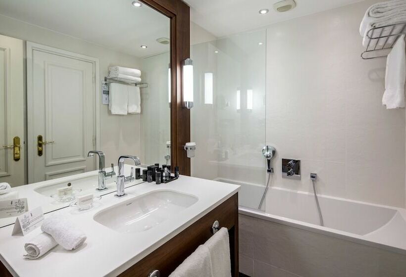 اتاق لوکس با چشم‌انداز شهر, Hôtel Barrière Le Majestic Cannes