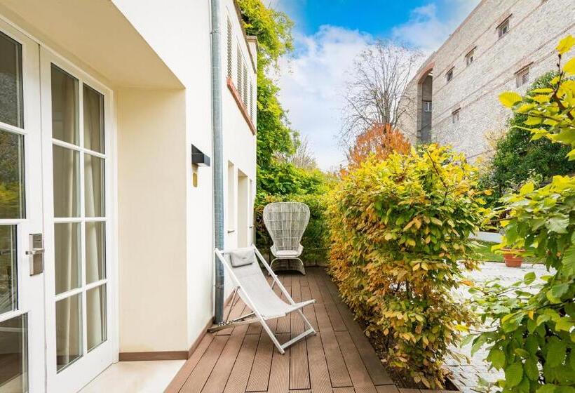 سوئیت جونیور با چشم‌انداز باغ, Hôtel De Cavoye