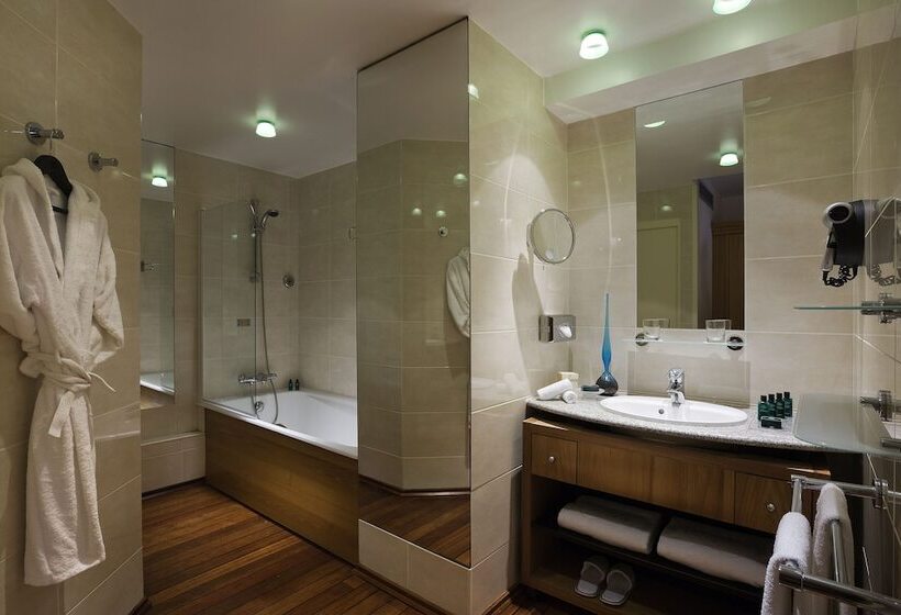 Номер Superior Боковой Вид на Море, Sofitel Biarritz Le Miramar Thalassa