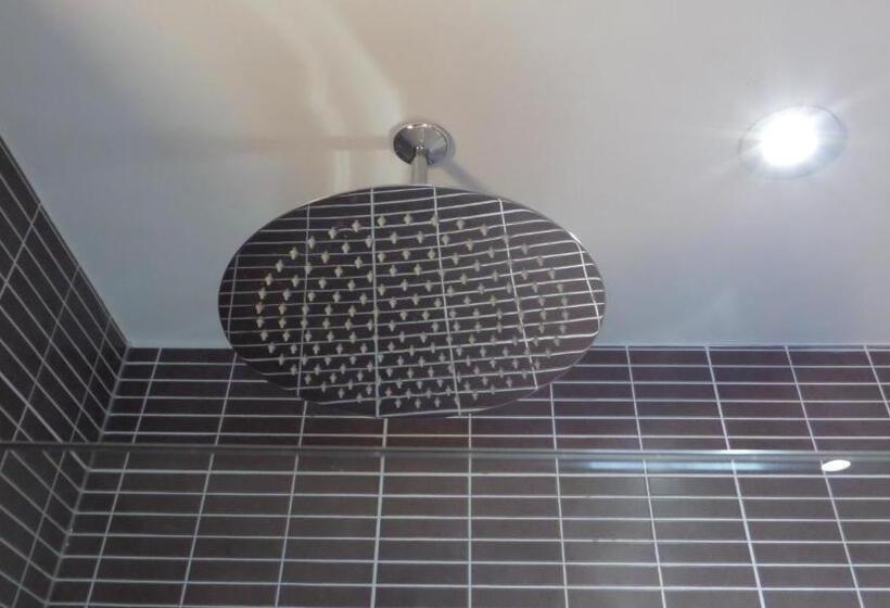 اتاق کلاب, Crown & Mitre