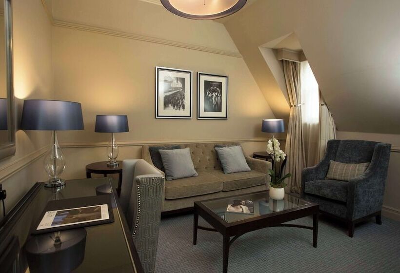 سوئیت جونیور با چشم‌انداز, The Caledonian Edinburgh, Curio Collection By Hilton