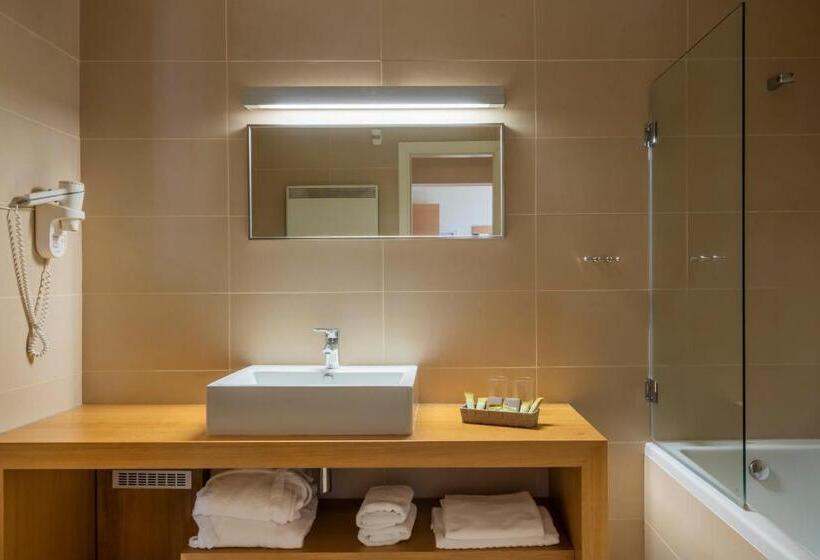 Представительский трехместный номер с видом, Domotel Anemolia Mountain Resort
