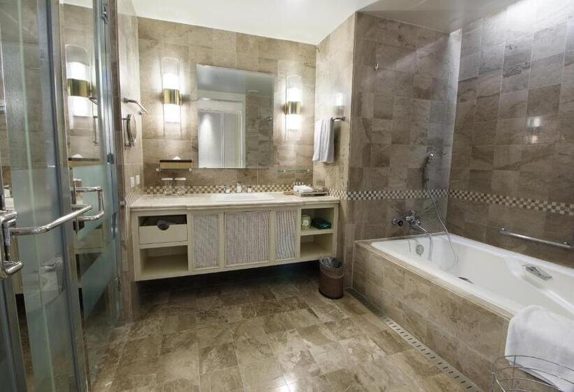 چشم‌انداز استخر اتاق کلوب, Lotte Hotel Guam