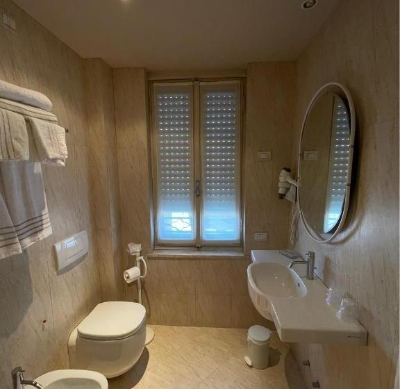 اتاق راحتی, Albergo Trieste