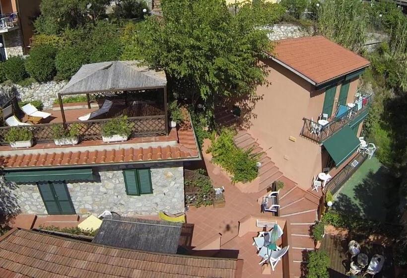 اتاق استاندارد چهارنفره با چشم‌انداز باغ, Danila