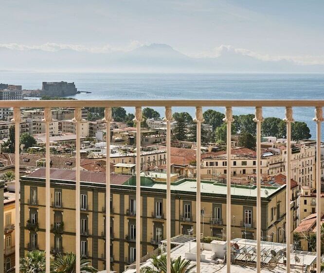 اتاق لوکس با چشم‌انداز دریا, De Bonart Naples   Curio Collection By Hilton