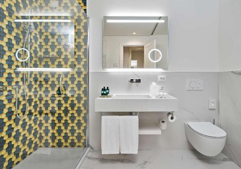 اتاق لوکس با چشم‌انداز دریا, De Bonart Naples   Curio Collection By Hilton