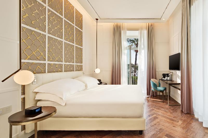 اتاق سوپریور با تخت بزرگ, De Bonart Naples   Curio Collection By Hilton