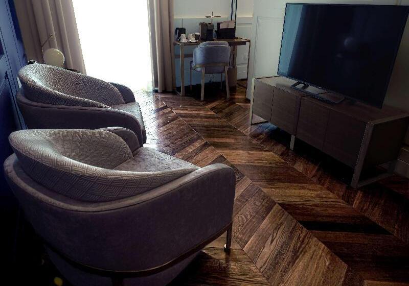 اتاق لوکس با چشم‌انداز دریا, De Bonart Naples   Curio Collection By Hilton