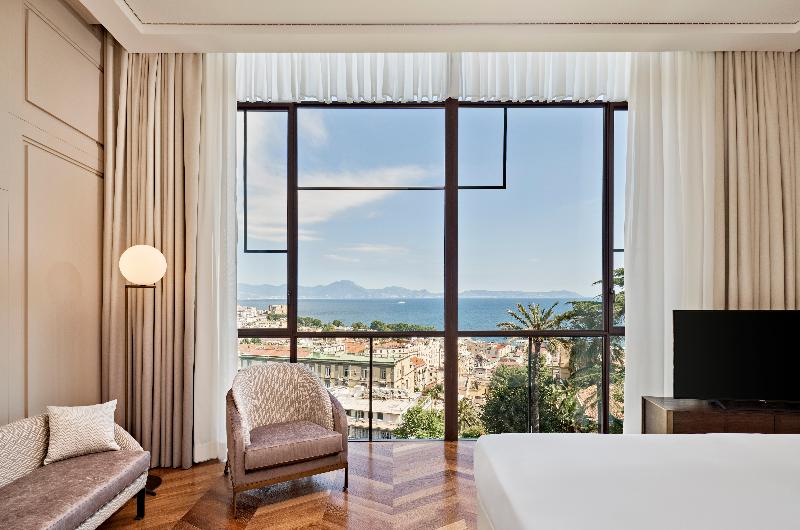 سوئیت جونیور با تخت بزرگ, De Bonart Naples   Curio Collection By Hilton