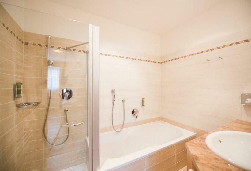 Номер Стандарт с Балконом, Alpenwellnesshotel St. Veit