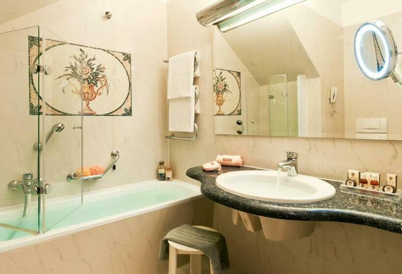 اتاق استاندارد سه نفره, Grand Hotel Bristol