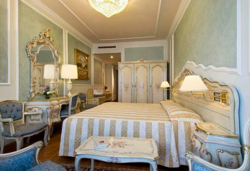 سوییت جونیور با چشم‌انداز دریاچه, Grand Hotel Bristol