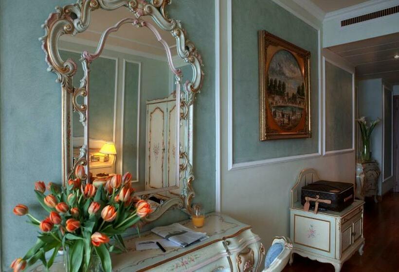 سوییت جونیور با چشم‌انداز دریاچه, Grand Hotel Bristol