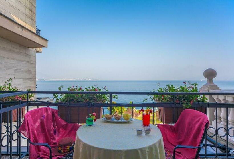 سوییت جونیور با چشم‌انداز دریاچه, Grand Hotel Bristol