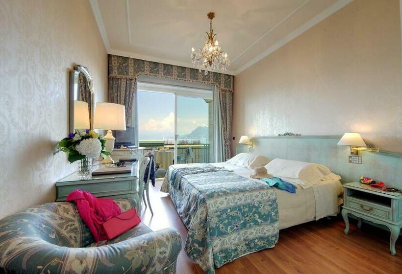 اتاق استاندارد با چشم‌انداز استخر, Grand Hotel Bristol