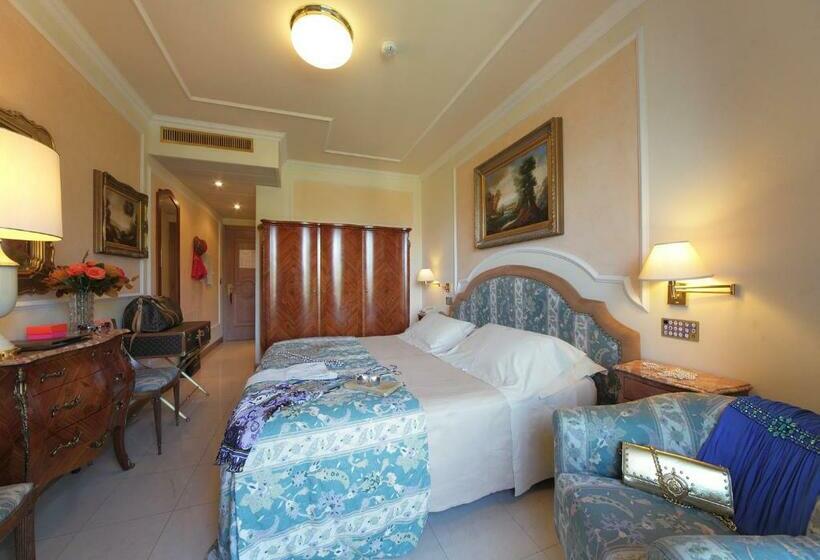 اتاق استاندارد با چشم‌انداز استخر, Grand Hotel Bristol