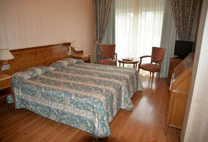 اتاق استاندارد با چشم‌انداز استخر, Grand Hotel Bristol
