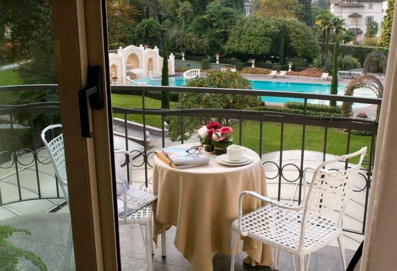 اتاق استاندارد با چشم‌انداز استخر, Grand Hotel Bristol